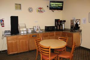 Kitchen o kitchenette sa Super 8 by Wyndham Stroudsburg