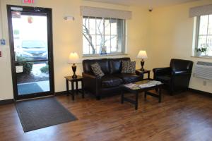 Posezení v ubytování Super 8 by Wyndham East Stroudsburg - Poconos