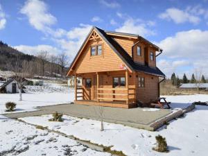 カルパチにあるMiłe Zaciszeの雪の小さな丸太小屋