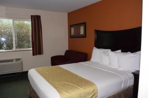 Postel nebo postele na pokoji v ubytování Travelodge by Wyndham, Newberg