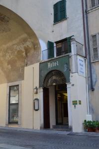 マントヴァにあるHotel dei Gonzagaのタリリを読む看板のある建物