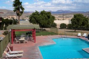 Vista de la piscina de California Inn Barstow o d'una piscina que hi ha a prop