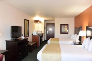 Postel nebo postele na pokoji v ubytování Travelodge by Wyndham, Newberg