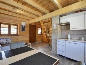 a kitchen and dining room of a log cabin at Miłe Zacisze in Karpacz