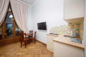 Кухня или мини-кухня в Grand Lviv Apartment II (2 of 3)

