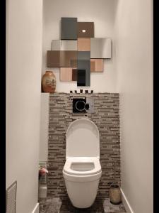 ヴィルヌーヴ・ラ・ガレンヌにあるTrès joli appartement mignon confortable à Paris Villeneuve-la-Garenneの部屋にある白いトイレ付きのバスルーム +51枚の写真