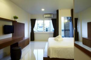 una camera d'albergo con letto e finestra di Loft 77 a Bangkok