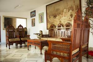a room with furniture and a large painting on the wall at Casa Shalom Puebla in Puebla