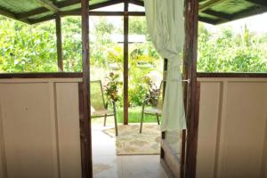 um quarto com uma porta aberta para um pátio em Kirpal Meditation and Ecological Center em Pahoa