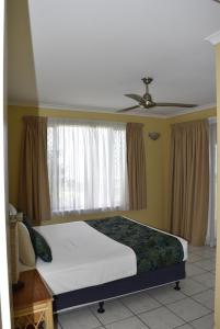 Postel nebo postele na pokoji v ubytování ABSOLUTE BEACH FRONT MACKAY - Blue Pacific