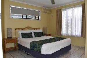 Postel nebo postele na pokoji v ubytování ABSOLUTE BEACH FRONT MACKAY - Blue Pacific