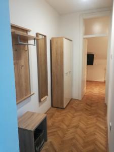 Zimmer mit Holzschränken und Massivholzböden in der Unterkunft Ibis Apartment in Novi Sad