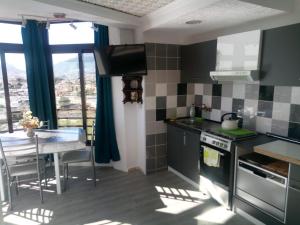 Kuchnia lub aneks kuchenny w obiekcie Appartemento ALAMO PLAYA LA FOSSA