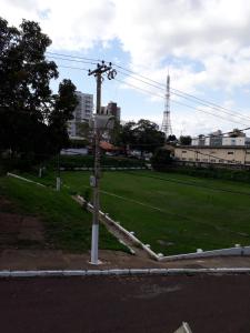 a pole with a rope wrapped around it next to a field at Aluguel de loft mobiliado em Cuiabá in Cuiabá
