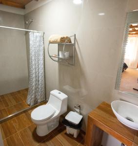 a bathroom with a toilet and a sink at Hotel Navego in Lobitos