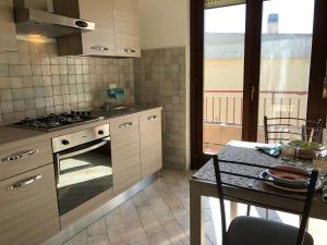 Dapur atau dapur kecil di Appartamento delizioso Civitavecchia
