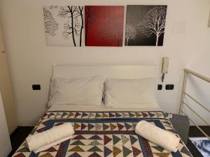 ナポリにあるCasetta San Martinoのベッドルーム1室(枕2つ付)