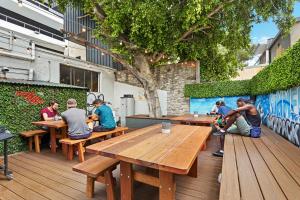 シドニーにあるSummer House Kings Crossの甲板に座る人々