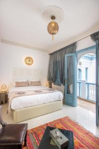 Säng eller sängar i ett rum på Riad Ayla avec Piscine Privée
