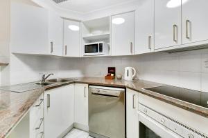 Kuchyň nebo kuchyňský kout v ubytování Manor Apartment Hotel