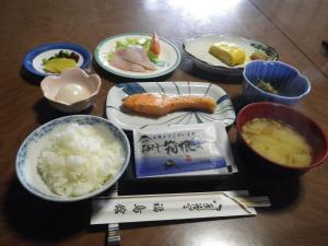 una mesa cubierta con tazones de comida y arroz en Fukushimakan en Hakone