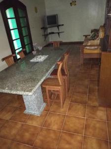 Televiisor ja/või meelelahutuskeskus majutusasutuses Casa com piscina e Wi-fi UBATUBA