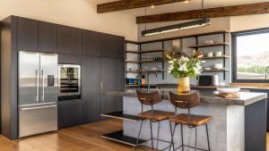 Кухня или мини-кухня в Farrant Drive - Sleeps 8 - Lake & mountain views - Modern & Stylish
