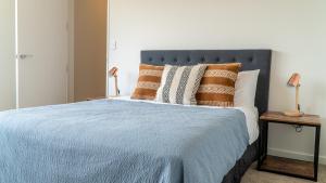 Кровать или кровати в номере Farrant Drive - Sleeps 8 - Lake & mountain views - Modern & Stylish