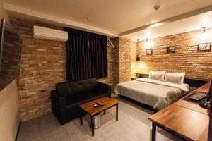 En eller flere senge i et værelse på The Last Hotel Nampo