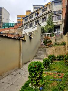 un jardín con un arbusto frente a un edificio en Residencial Uruguay, en La Paz