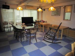 - une salle à manger avec une table et des chaises dans l'établissement Pension Kitashirakawa, à Kyoto