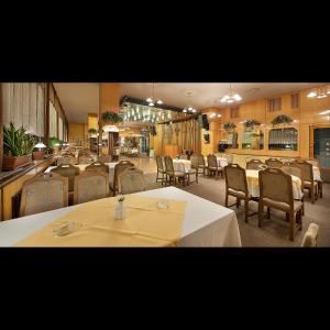 Reštaurácia alebo iné gastronomické zariadenie v ubytovaní Retro Hotel Kladno