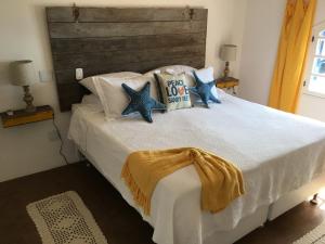 een slaapkamer met een bed met twee blauwe sterren erop bij Casarao da Praia in Praia Vermelha