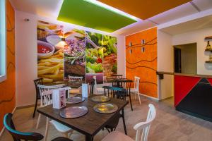 a dining room with a table and chairs and a kitchen at HOTEL ZARAGOZA INN BOUTIQUE in Mexico City