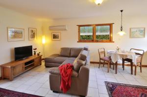 ein Wohnzimmer mit einem Sofa und einem Tisch in der Unterkunft Stephanette's Cottage in Lights Pass