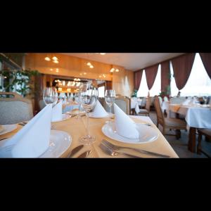 Reštaurácia alebo iné gastronomické zariadenie v ubytovaní Retro Hotel Kladno