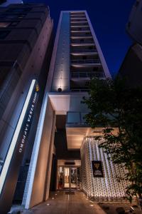 una vista exterior de un edificio por la noche en Hotel Vista Sapporo Odori, en Sapporo