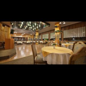 Reštaurácia alebo iné gastronomické zariadenie v ubytovaní Retro Hotel Kladno