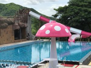 Bazén v ubytovaní Sangchan Garden at Kaeng Krachan alebo v jeho blízkosti