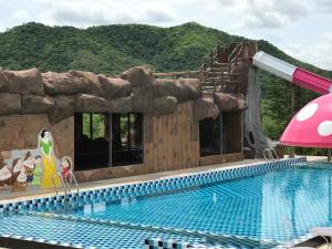 崗卡章的住宿－班康卡臣桑貞花園度假屋，一个带水滑梯的主题公园的游泳池