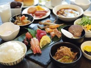 una mesa cubierta con cuencos de diferentes tipos de alimentos en Hotel Vista Sapporo Odori en Sapporo