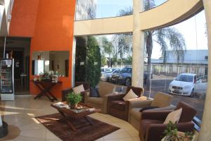 una hall con divani e sedie e una grande finestra di Bella Vista Park Hotel a Ilha Solteira