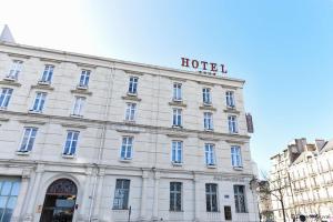 昂熱的住宿－Hôtel D'Anjou，一座白色的大建筑,上面有酒店标志