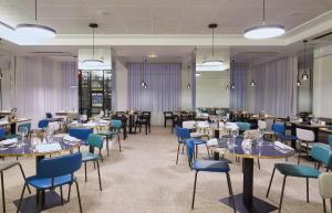 ein Esszimmer voller Tische und Stühle in der Unterkunft Best Western Plus Paris Meudon Ermitage in Meudon + 95 Fotos
