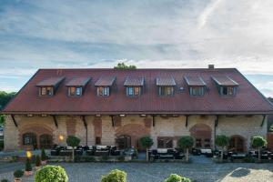 duży ceglany budynek z czerwonym dachem w obiekcie Best Western Hotel Schlossmühle Quedlinburg w mieście Quedlinburg