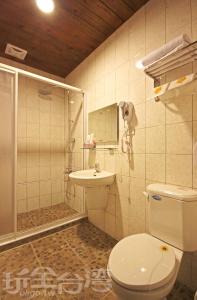 恆春的住宿－哈Cheese寵物民宿，浴室配有卫生间、盥洗盆和淋浴。