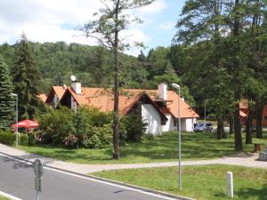 una casa a un lado de la carretera en Hotel Bazant, en Karlovy Vary