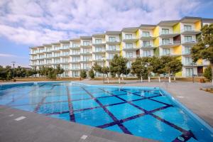 HomeBridge Hotel Apartments tesisinde veya buraya yakın yüzme havuzu