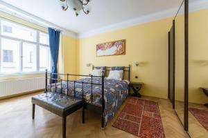 Кровать или кровати в номере TYNSKA 622/17 - Double Bedroom Luxury Apartment