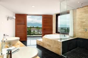 Phòng tắm tại Pullman Danang Beach Resort